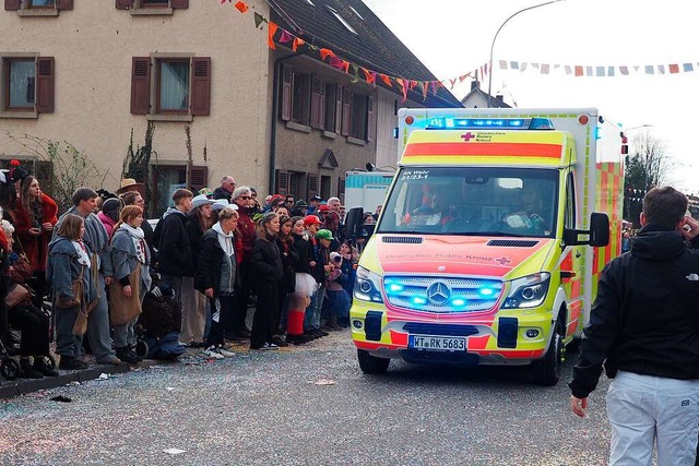Mehrfach mussten die Narren in Schwrstadt dem Rettungswagen Platz machen.  | Foto: Boris Burkhardt