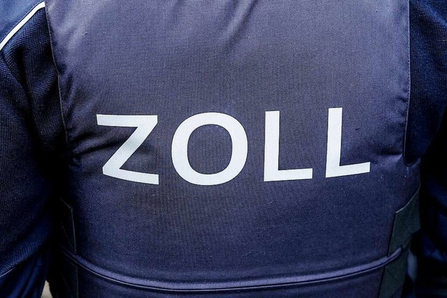 Vier per Haftbefehl gesuchte Straftter sind dem Zoll ins Netz gegangen.  | Foto: Axel Heimken (dpa)