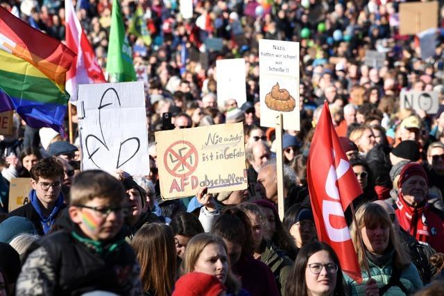 Die Organisatoren der Freiburger Grodemo gegen rechts ber Hintergrnde der Kundgebung