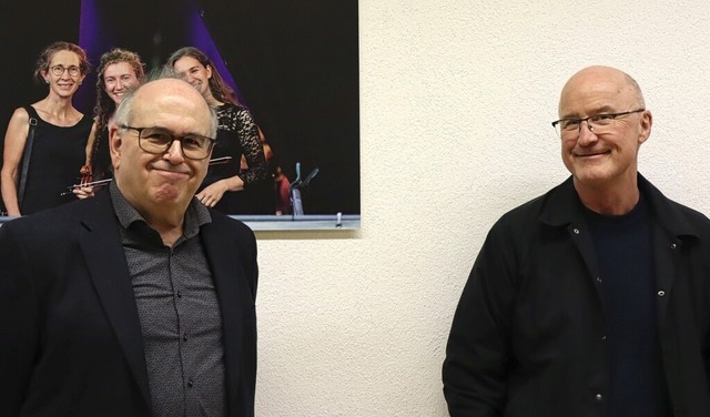 Die Musiker Peter Sthr (links) und Ar...grafie in den Fluren der Musikschule.   | Foto: Juliana Eiland-Jung