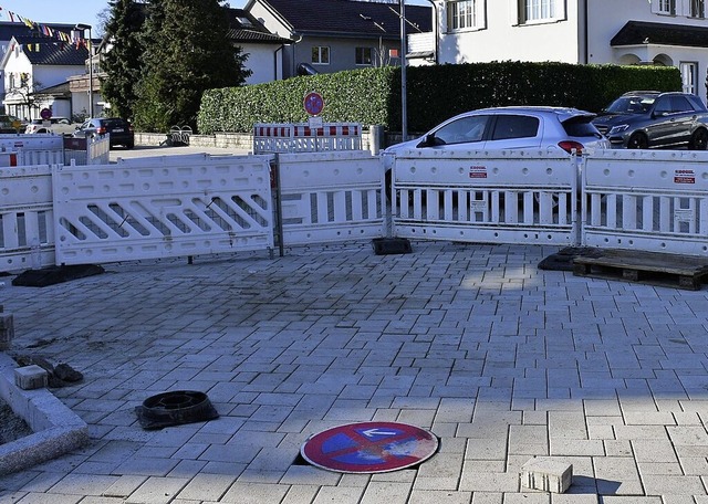 Mit einem Halteverbotsschild abgedeckt...e Hlse fr den Narrenbaum in Wyhlen.   | Foto: Heinz und Monika Vollmar