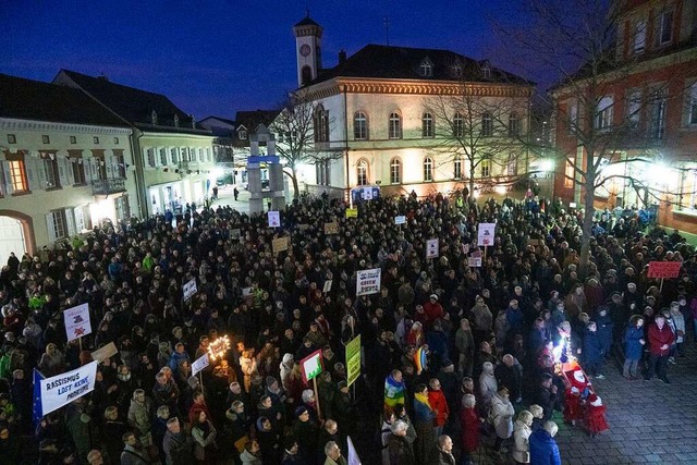 Die Kundgebung am Freitagabend ist auch auf Widerspruch gestoen.  | Foto: Volker Mnch