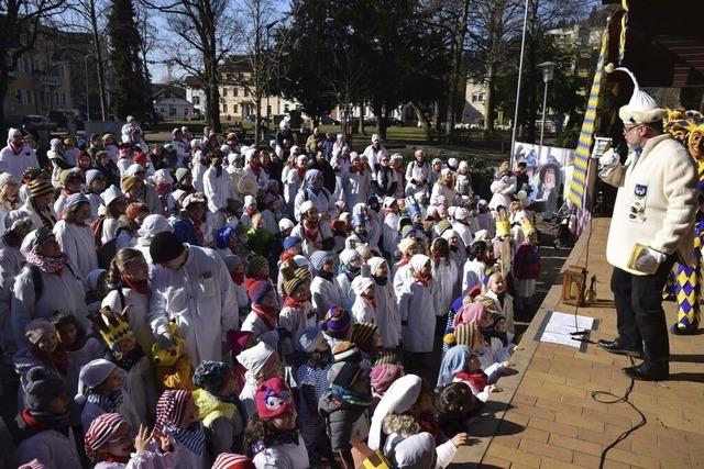 Die Narren stellen sich den Kindern vor