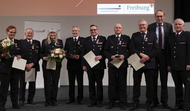 Das Foto zeigt die Geehrten mit (von r...Hohloch und Brgermeister Martin Haag.  | Foto: Patrick Seeger/Stadt Freiburg