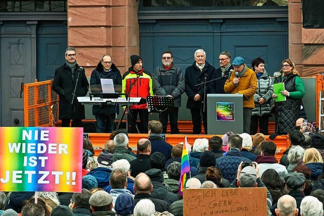 Roland Hirsch (Vierter von links) stan...ag auf der Bhne auf dem Rathausplatz.  | Foto: Endrik Baublies