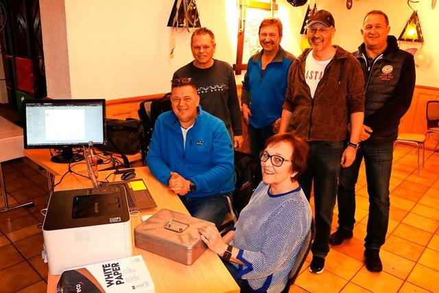 Werner Schwald (sitzend), Stefan Reima...un auch online gekauft werden knnen.   | Foto: Thomas Winckelmann