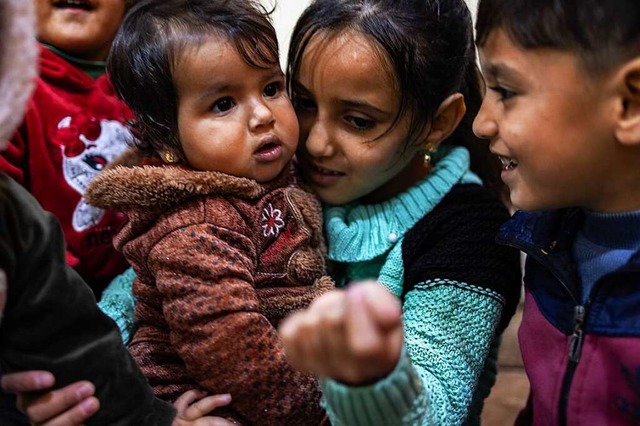 Whrend ihre ganze Familie bei dem ver...d deren Mann, die sie adoptiert haben.  | Foto: Anas Alkharboutli (dpa)