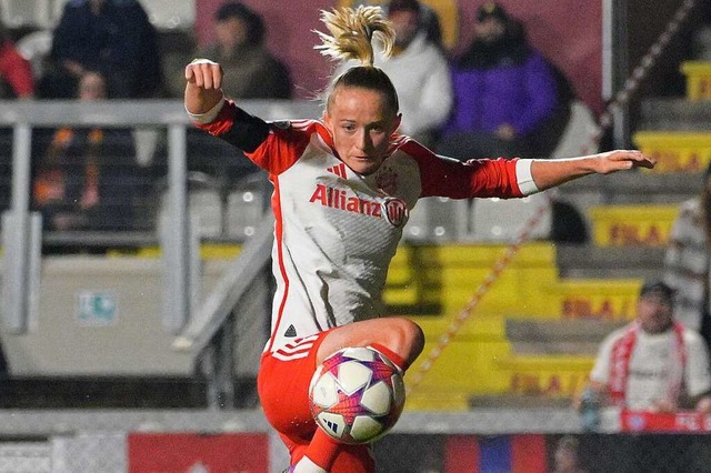 Lea Schller war nicht zu halten und erzielte das 2:0 fr die Bayern-Frauen.  | Foto: Fabrizio Corradetti (dpa)