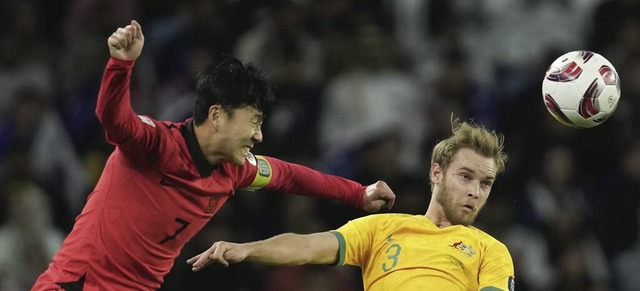 Sdkoreas Kapitn Heung-Min Son (links...fer im Viertelfinale gegen Australien.  | Foto: Thanassis Stavrakis (dpa)