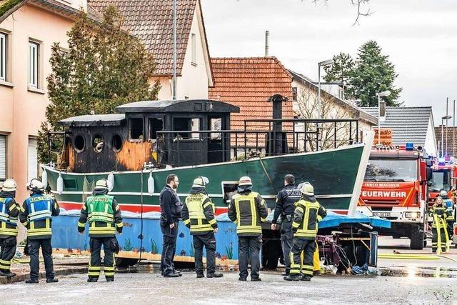 Fasnachtswagen der Glottertler Winzerbube in Kehl in Flammen