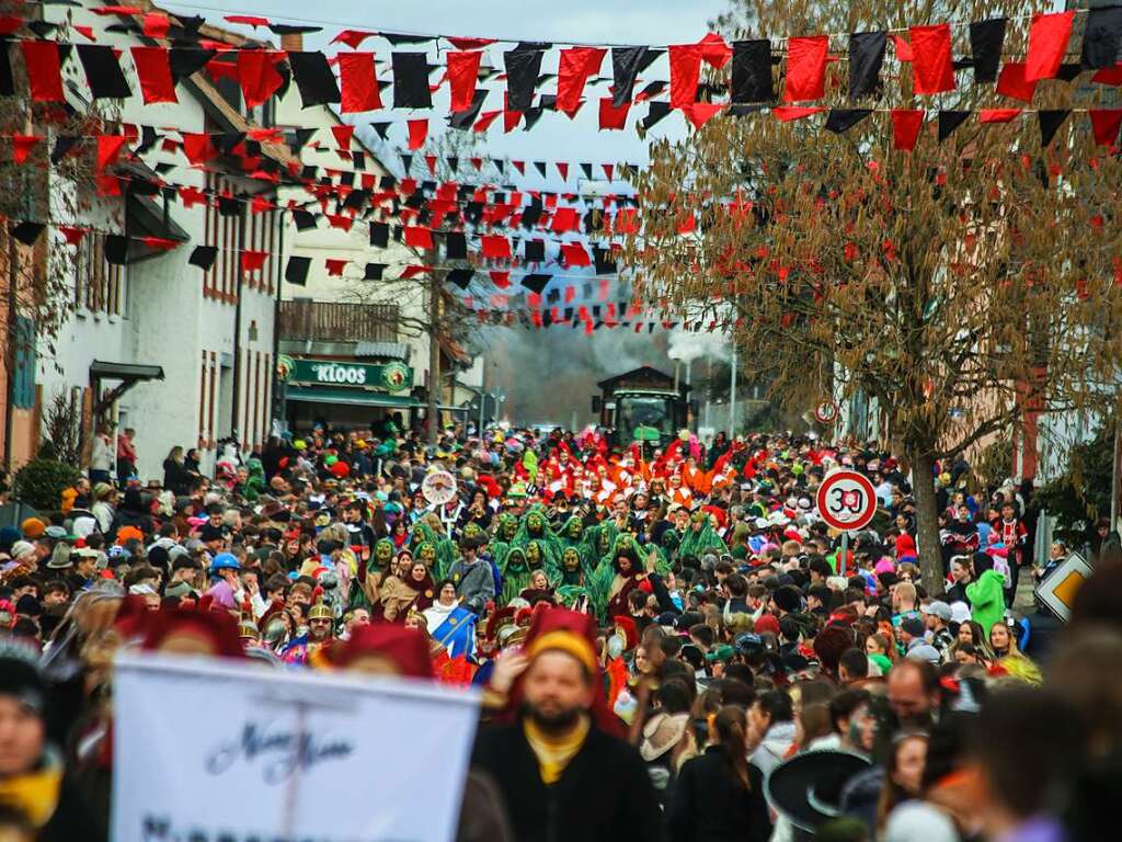 Beim groen Fasnachtsumzug der Narrenzunft Hornig sind am Sonntag rund 2000 Hstrger durch Orschweier gezogen. Es herrschte beste nrrische Stimmung.