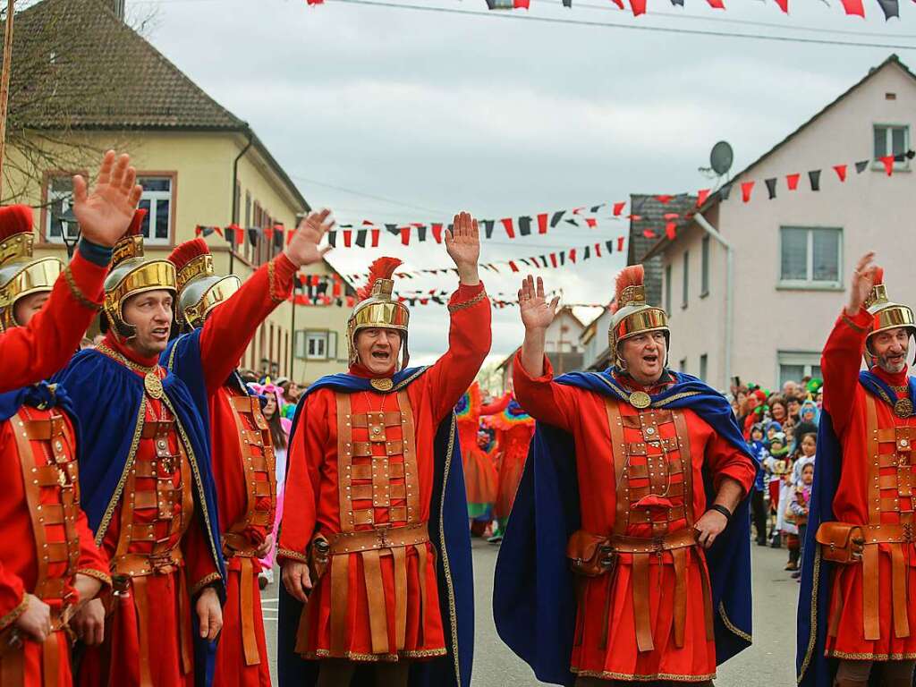 Beim groen Fasnachtsumzug der Narrenzunft Hornig sind am Sonntag rund 2000 Hstrger durch Orschweier gezogen. Es herrschte beste nrrische Stimmung.