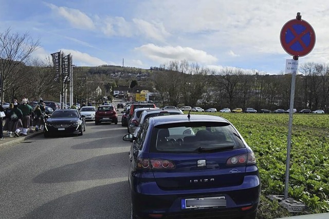 Zugeparkt: die Strae vom Sportplatz in Richtung Hauptstrae.  | Foto: Gemeinde Binzen