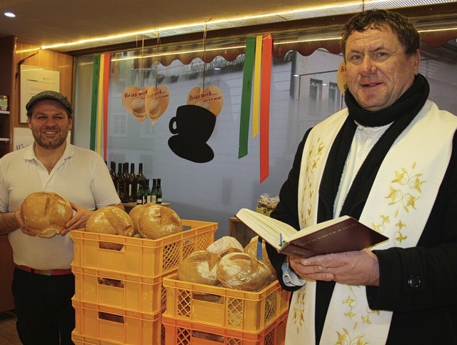 Pater Slavomir segnet das Agatha-Brot ...ister Alexander Matt (links) gebacken.  | Foto: Andreas Bhm