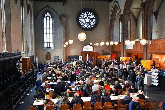 Ein Kirchenraum als Esszimmer: Fr vie...che  aber noch mehr als eine Mahlzeit.  | Foto: STEFAN JEHLE