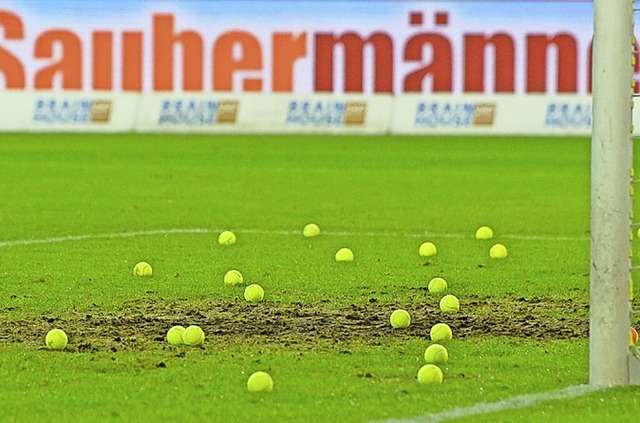 Protestform: Tennisblle auf dem Fuballrasen  | Foto: Swen Pfrtner (dpa)