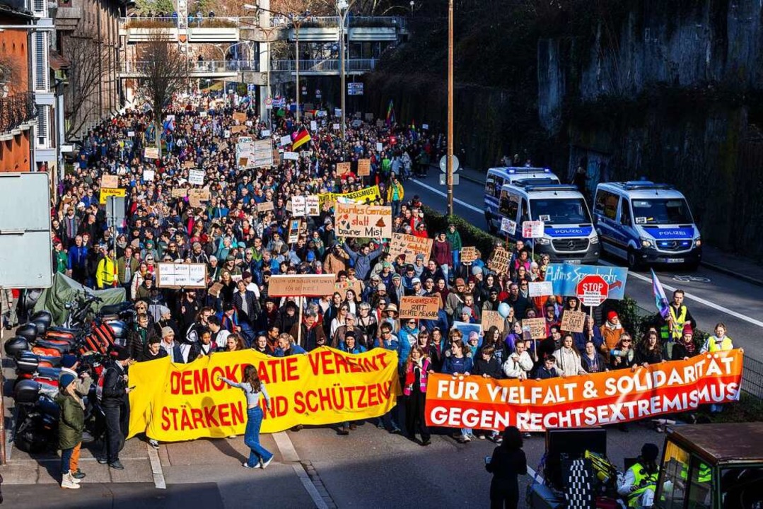 Auf den bunten Massendemos sind auch W...ssigen politischen Spektrums anbieten.  | Foto: Philipp von Ditfurth (dpa)