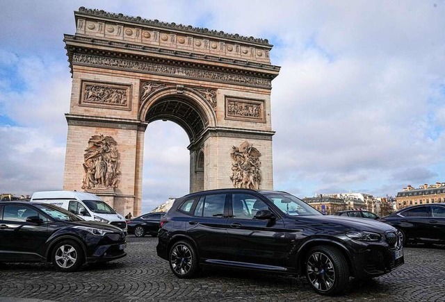 In Paris sollen sich die Parkgebhren fr SUV ab September verdreifachen.  | Foto: Michel Euler (dpa)