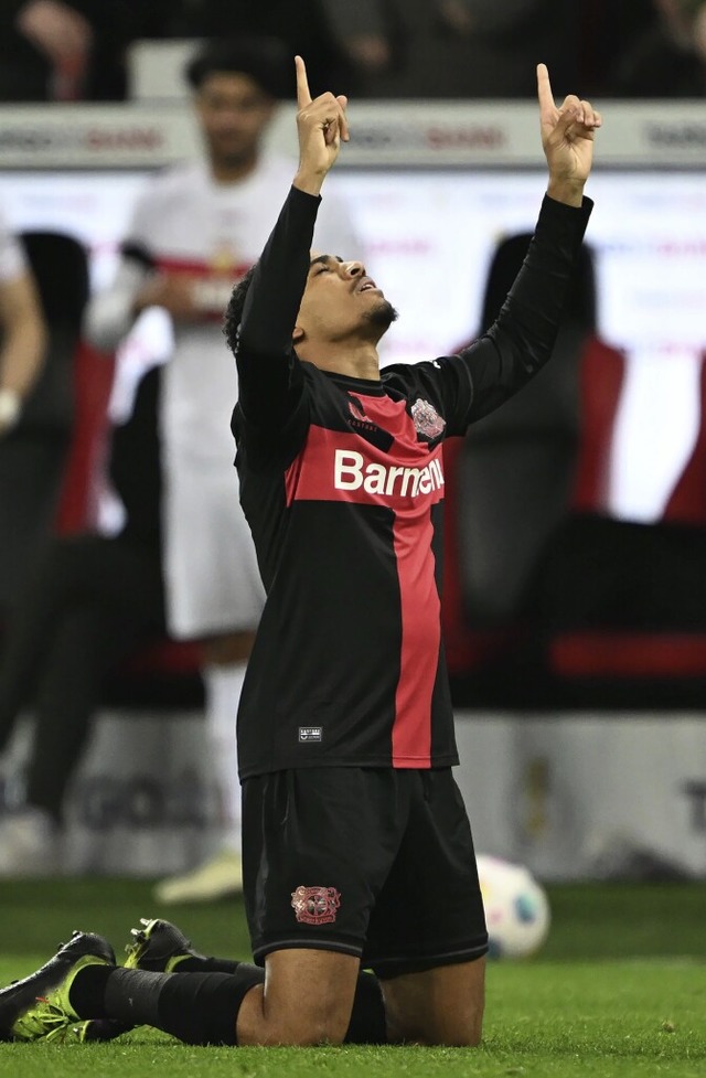 Leverkusens Amine Adli jubelt ber seinen Treffer zum 2:2.  | Foto: Federico Gambarini (dpa)