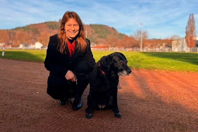 Anja Herzog &#8211; hier mit Hndin Am...ine und das Ehrenamt sind ihr wichtig.  | Foto: Sarah Trinler