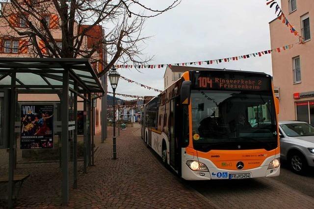 Am Friesenheimer Rathaus sollen Busse knftig auf der Strae halten