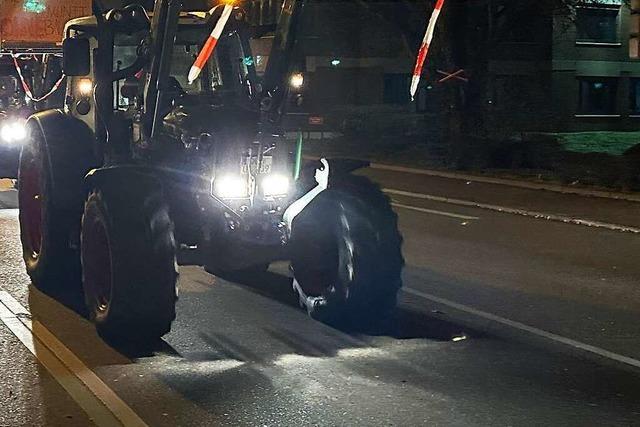 Traktorfahrer blockieren Zufahrt des Edeka-Lagers in Offenburg