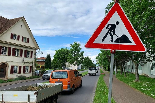 Die neue Brcke auf dem Autobahnzubrin...ange Rckstaus auf der B3 in Mllheim.  | Foto: Simone Hhl