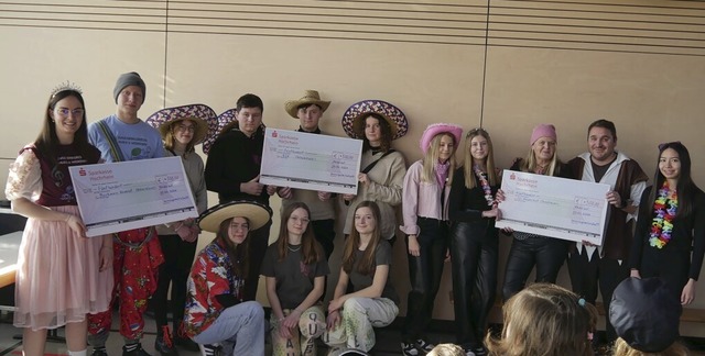 Die Spenden wurden an Vertreter des  M...SV Niederhof   (von links) berreicht.  | Foto: Nele Wiesler