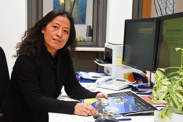 Lan Hou an ihrem Arbeitsplatz im Gundelfinger VHS-Bro  | Foto: Andrea Steinhart