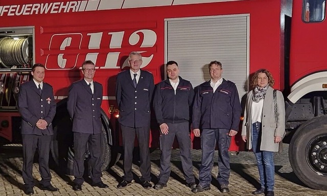 Die Feuerwehrabteilung Sitzenkirch fre... Penner bei einer Feierstunde bergab.  | Foto: Stadt Kandern