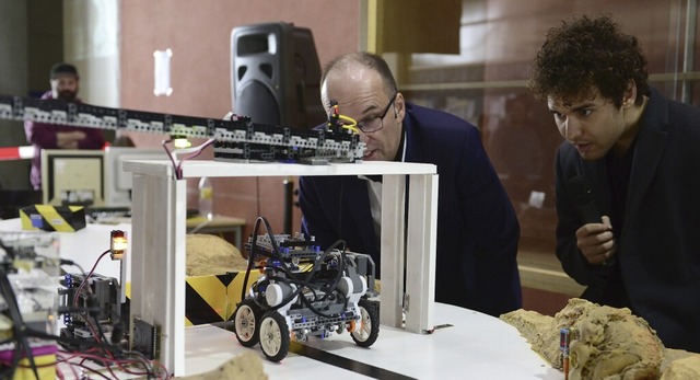 Schafft er es? Roboter plus gespannte Zuschauer beim Wettbewerb vor einem Jahr.  | Foto: Ingo Schneider