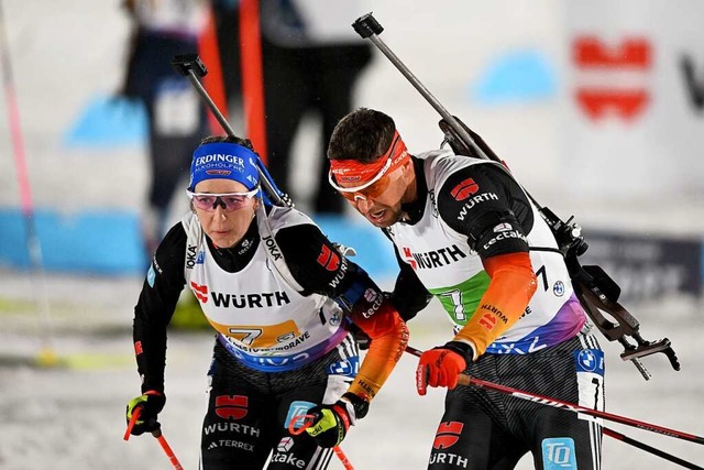 Der Wechsel von Philipp Nawrath (rechts) auf Franziska Preu  | Foto: Hendrik Schmidt (dpa)