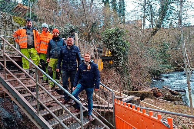 Polier Marco Villinger, Mitarbeiter Jo...nks) auf der Treppenanlage im Murgtal.  | Foto: Reinhard Herbrig