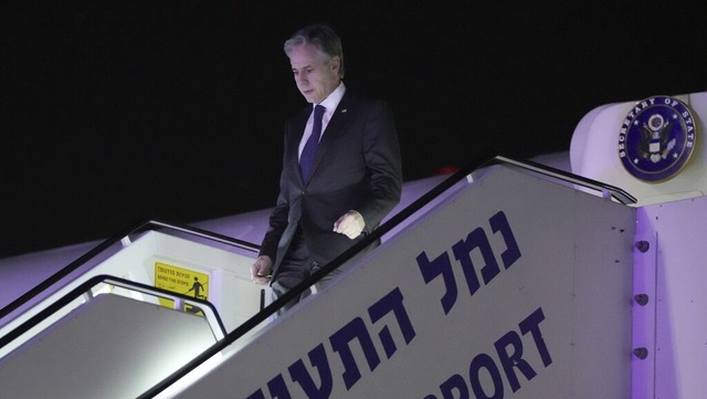 Antony Blinken, Auenminister der USA,...n Flughafen Ben Gurion in Tel Aviv an.  | Foto: Mark Schiefelbein (dpa)