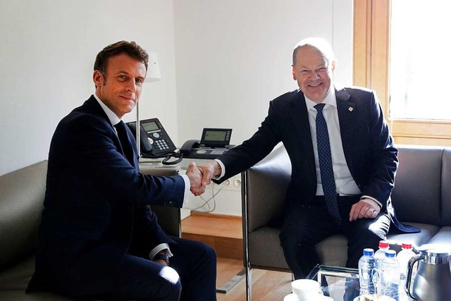 Emmanuel Macron (links), Prsident von...ihrem Treffen whrend eines EU-Gipfels  | Foto: Olivier Hoslet (dpa)