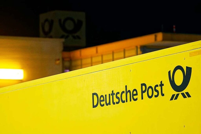 Der Umzug der Postfiliale in Grenzach-...ng vor Ort nach Lrrach fahren mssen.  | Foto: Henning Kaiser (dpa)