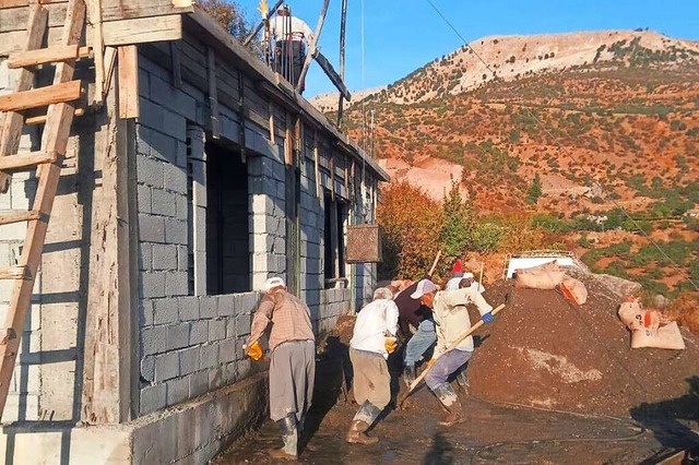Arbeiten an einem der erdbebensicheren Huser in dem zerstrten Dorf Damdirmaz  | Foto: Privat