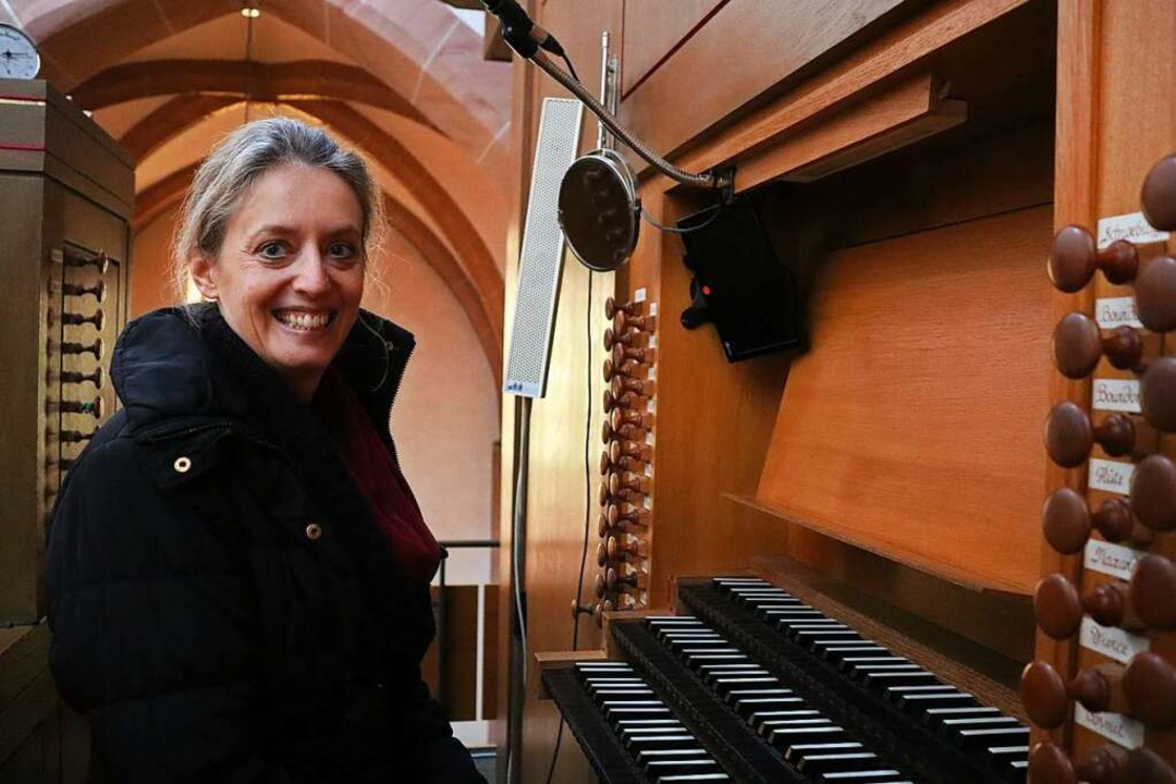Die Bezirkskantorin an der Orgel in der Stiftskirche   | Foto: Juliana Eiland-Jung
