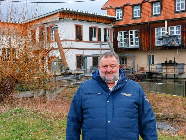 Station 1: Brgermeisterkandidat Achim Rehm vor dem alten E-Werk in Kenzingen.  | Foto: Martin Bos