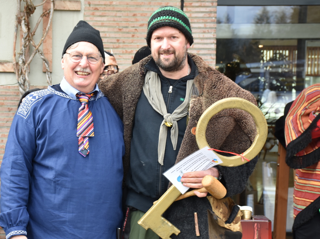 Die Moos Kndle und die Guggenmusik Blaari aus Hinterzarten befreiten die Schulkinder und entmachteten den (stellvertretenden) Brgermeister Eugen Winterhalder und die Gemeindeangestellten.