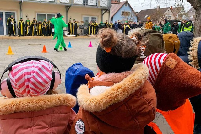 Die Eschbacher Kindergartenkinder verf...Sarah Michaelis als Schnappi-Krokodil.  | Foto: Simone Hhl