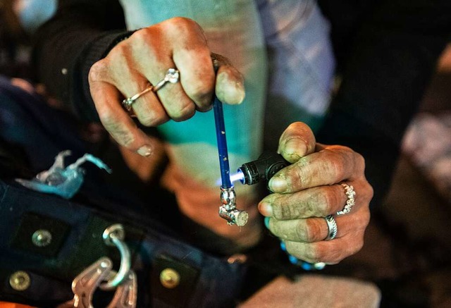 Der schnelle Kick: Eine Drogenschtige erhitzt Crack in einer Pfeife.  | Foto: Boris Roessler