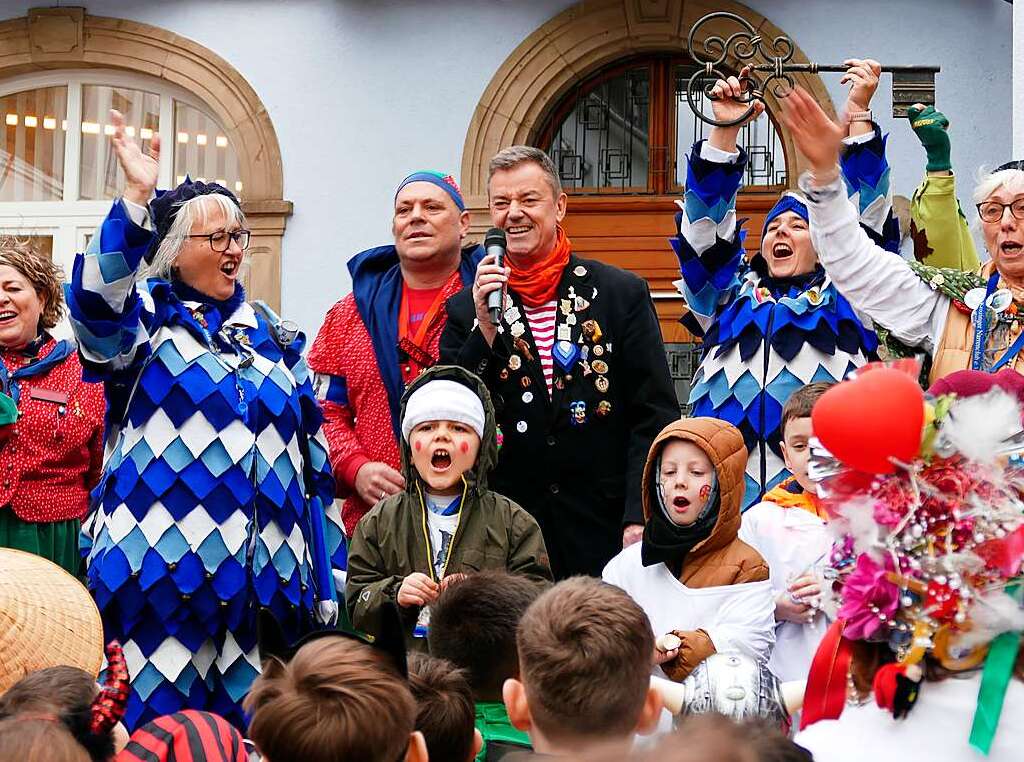 Die Narren der Krozinger Zunftgemeinschaft (Adelszunft, Quellen-Narren, Brunnenhexen und Rebgeister) nahmen gemeinsam mit Schlern und Kindergartenkindern Brgermeister Kieber den Rathausschlssel ab.