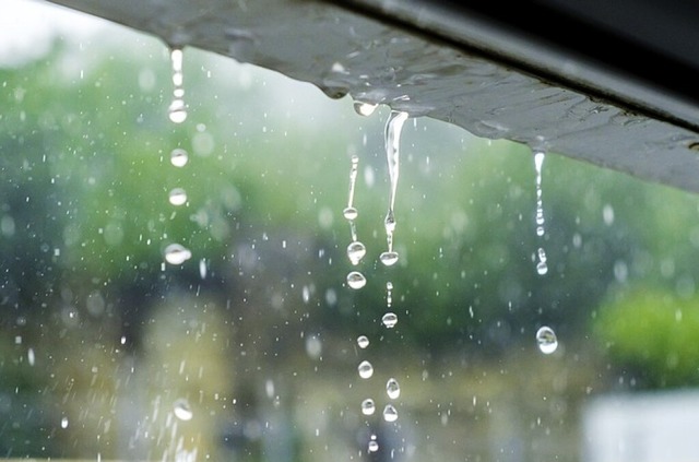 Regenwasser an einer Dachrinne  | Foto: Igor Y. Batenev  (stock.adobe.com)