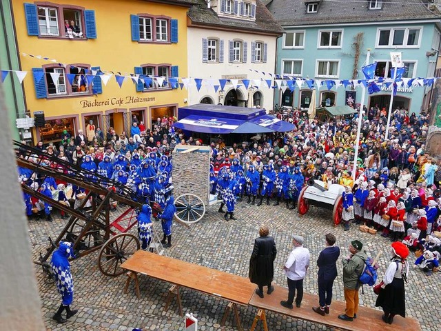 Der Rathaussturm der Staufener Schelme...te wieder fr einen vollen Marktplatz.  | Foto: Frank Schoch