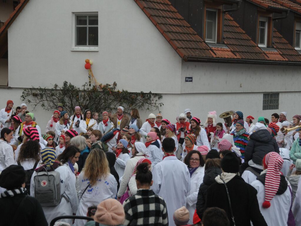 In Merdingen zog  die Zwulcher Narrenschar nach der Befreiung der Schulkinder, angefhrt von der „Fasnetsmsig“ durchs Dorf, mit dabei die Rekruten vom aktuellen Jahrgang 04.