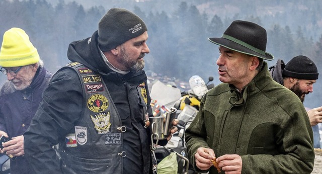 Mit groem Eifer arbeitet der bayerisc...t Aiwanger (rechts) fr das Jagdwesen.  | Foto: Armin Weigel (dpa)