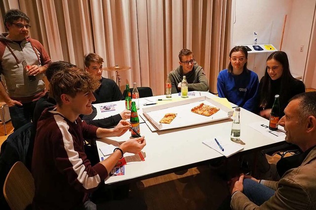 Plausch mit Pizza: Wie alle Kandidaten... (rechts) den Fragen der Jugendlichen.  | Foto: Michael Haberer