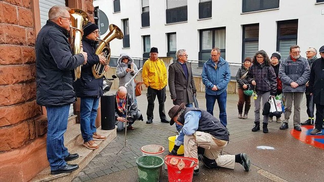 Gunter Demnig verlegt die Stolperstein... Bergheimer in der Bismarckstrae 12.   | Foto: Katja saake