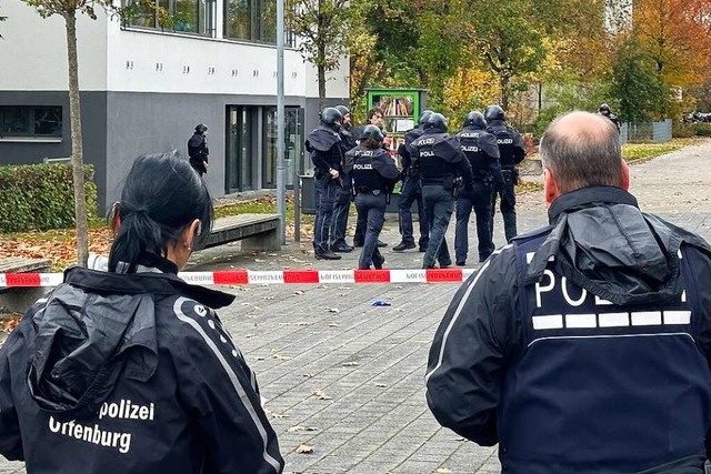 Ein Groaufgebot der Polizei sicherte ...dbachschule ab und suchte nach Spuren.  | Foto: Helmut Seller